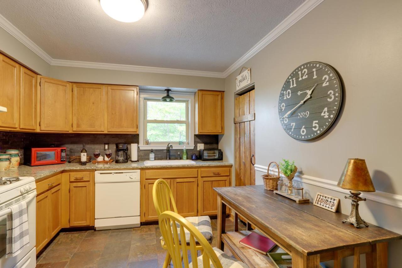 Getaway With Hot Tub And Seasonal View! Holiday home Blue Ridge