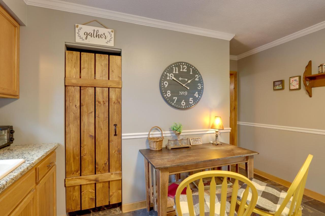 Getaway With Hot Tub And Seasonal View! Holiday home *