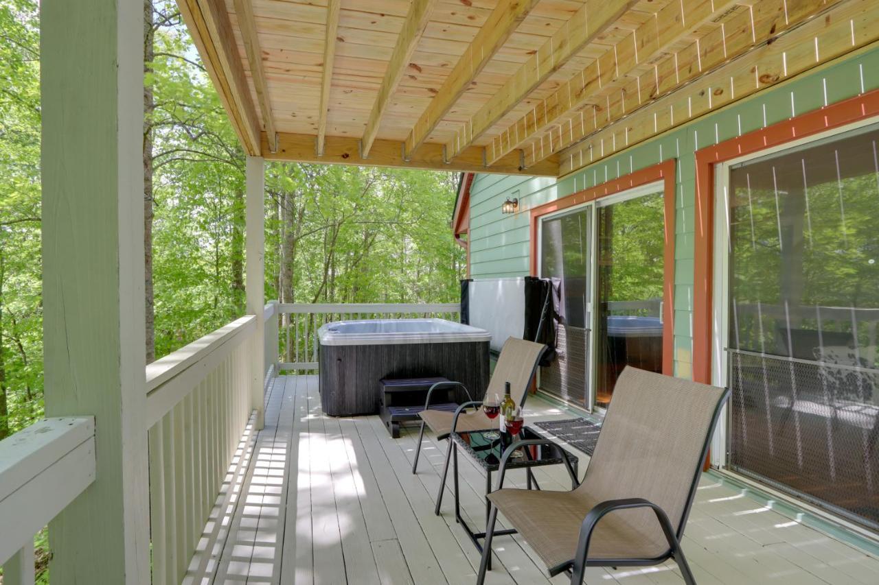 Holiday home Getaway With Hot Tub And Seasonal View!