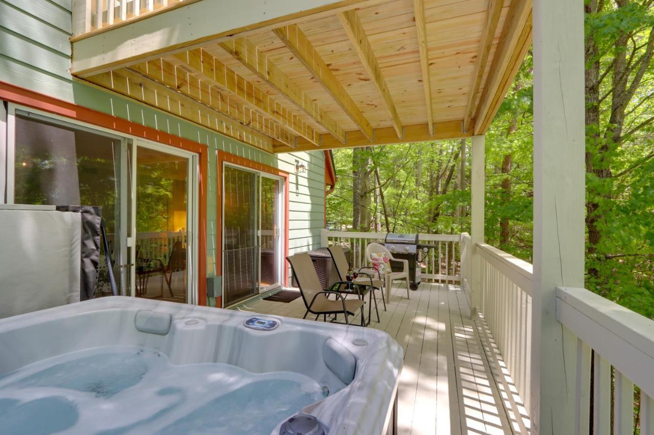 Getaway With Hot Tub And Seasonal View!