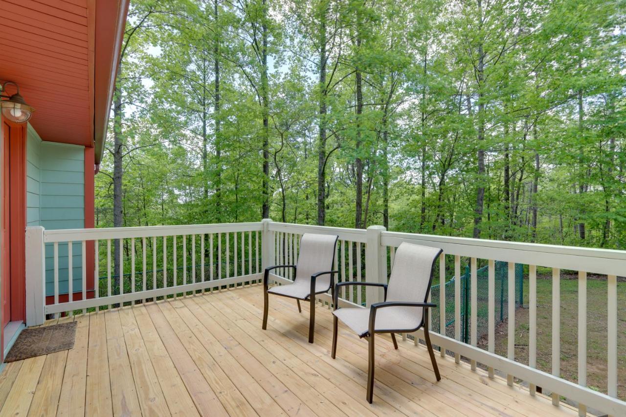 Holiday home Getaway With Hot Tub And Seasonal View!
