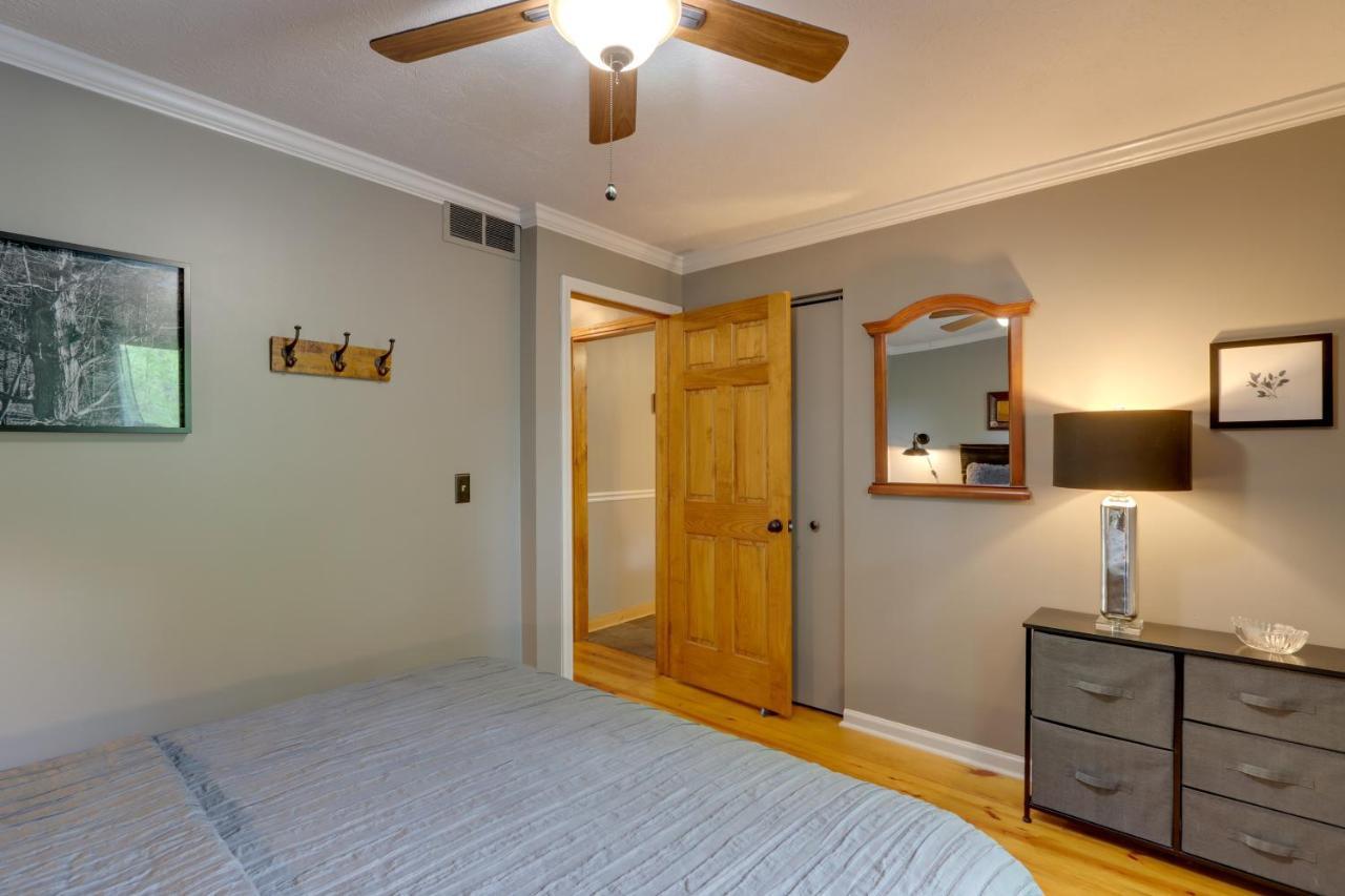 Getaway With Hot Tub And Seasonal View! Holiday home Blue Ridge